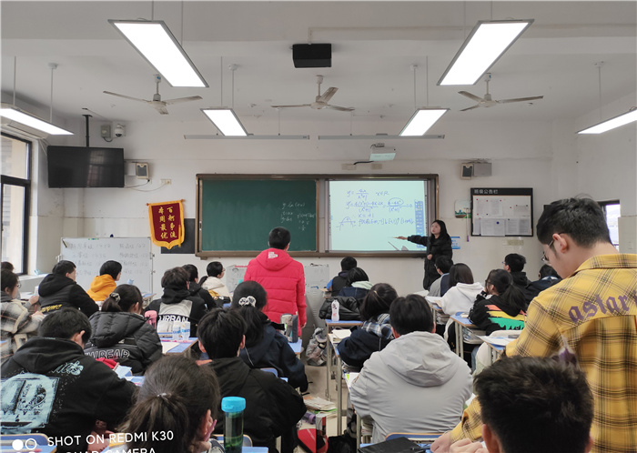 高二級(jí)部：兼聽增新知，互評(píng)促成長(圖1)