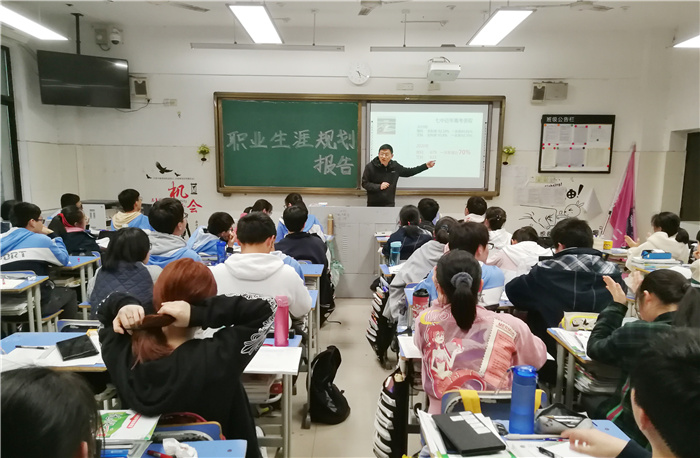 高二級(jí)部：職業(yè)生涯規(guī)劃啟迪夢(mèng)想，高二十六學(xué)子厲兵秣馬(圖1)