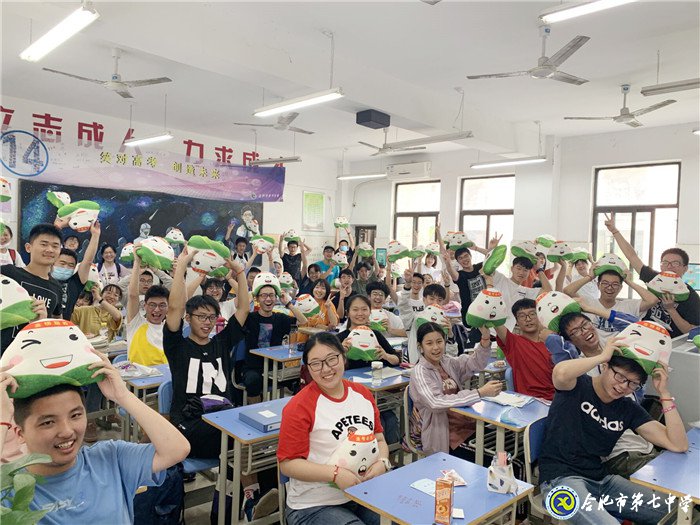 莘莘學(xué)子亮劍高考，多彩祝福滋潤心田(圖1)