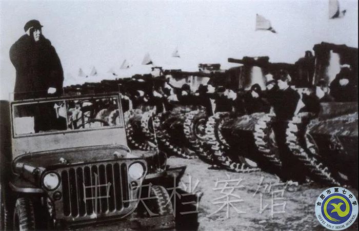 1949年3月25日，毛澤東在西苑機場檢閱中國人民解放軍坦克部隊。（中央檔案館供圖）.jpg