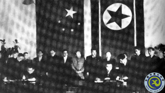 △周恩來和金日成在有關志愿軍撤軍回國的聯(lián)合聲明上簽字。.jpg