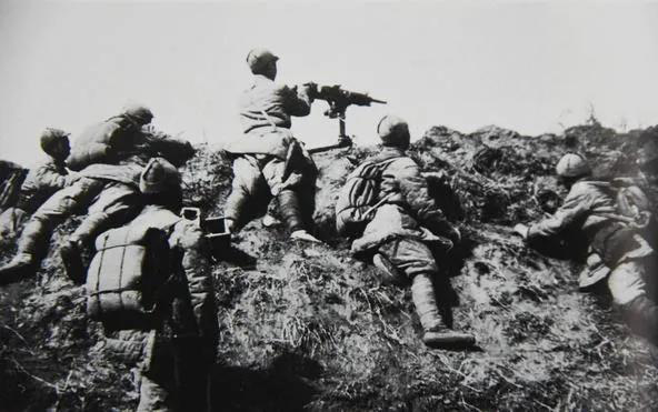 △百團(tuán)大戰(zhàn)，獅腦山戰(zhàn)斗中的我軍機(jī)槍陣地.jpg