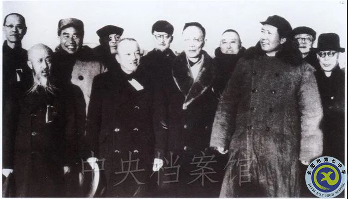 毛澤東、朱德、董必武、林伯渠同馬敘倫、黃炎培、郭沫若等在西苑機場的合影。（中央檔案館供圖）.jpg