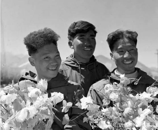 △1960年5月25日凌晨4點(diǎn)20分，中國登山隊(duì)隊(duì)員成功登上珠穆朗瑪峰。（右起）王富洲、貢布（藏族）和屈銀華.png