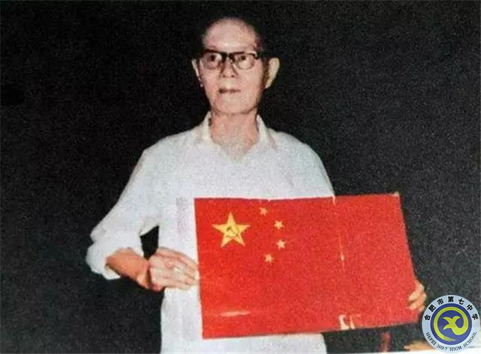 1950年9月，中央人民政府辦公廳給曾聯松寄送公函，正式告知他就是國旗的設計者，并隨信附帶了500萬元舊幣（500元）作為酬謝。.jpg