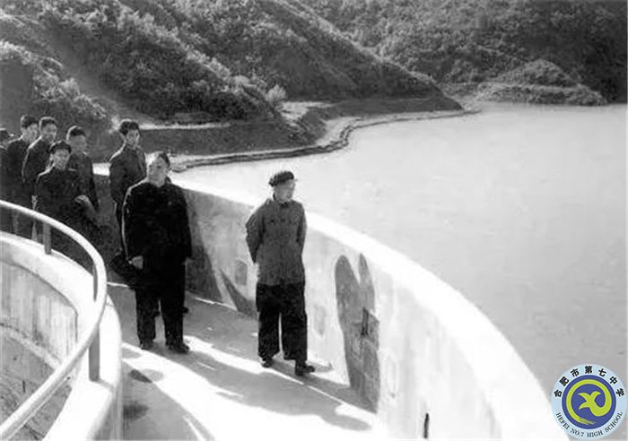 1958年4月，朱德視察佛子嶺水庫連拱壩.jpg