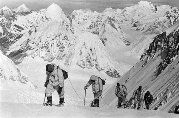 △1960年5月，中國登山隊(duì)隊(duì)員在海拔7150米的冰雪坡上行進(jìn).png