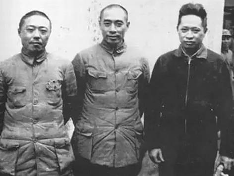 △周恩來和新四軍軍長葉挺、副軍長項英留影.jpg