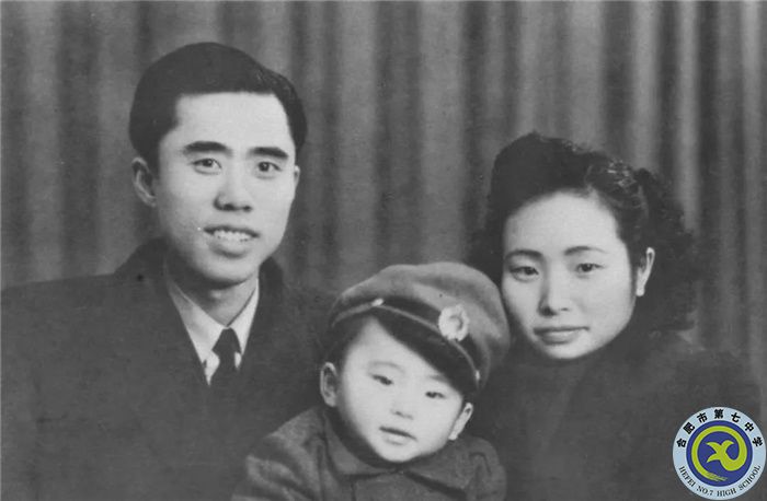 △江姐和丈夫彭詠梧、兒子彭云的合影.jpg