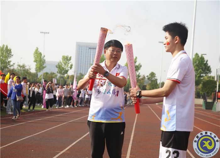 鄧宗國校長手持火炬，開始第一棒接力.jpg