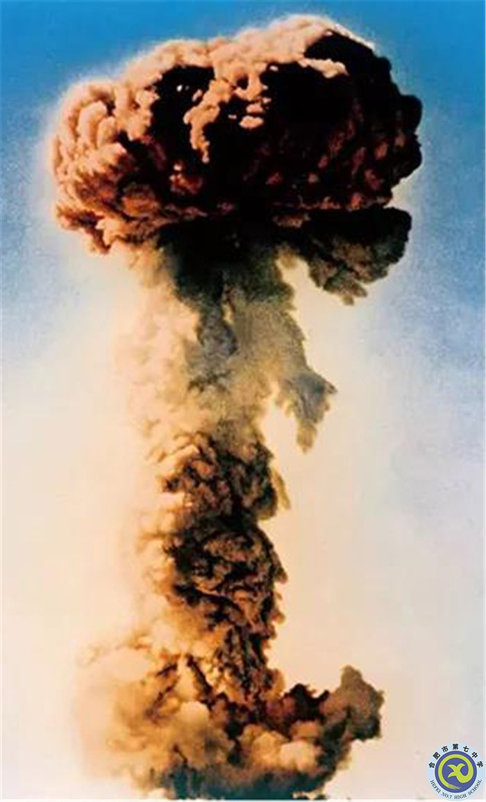 △1964年10月16日，中國(guó)第一顆原子彈爆炸成功.jpg