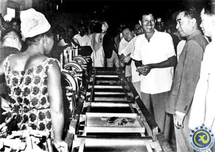 △1964年1月，周總理在訪問幾內(nèi)亞時(shí)參觀中國(guó)援建的卷煙廠和火柴廠.jpg