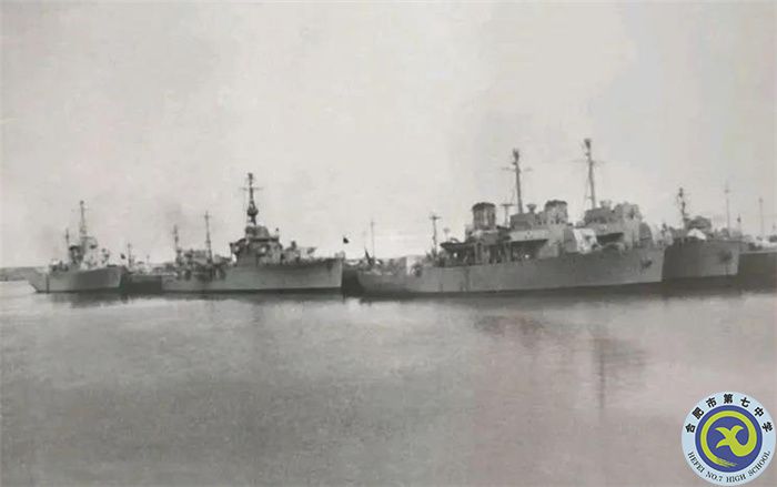 △人民解放軍海軍成立之初，當時只有少量國民黨軍遺棄的艦船，還有接收愛國將領(lǐng)官兵起義駛回的兵艦.jpg
