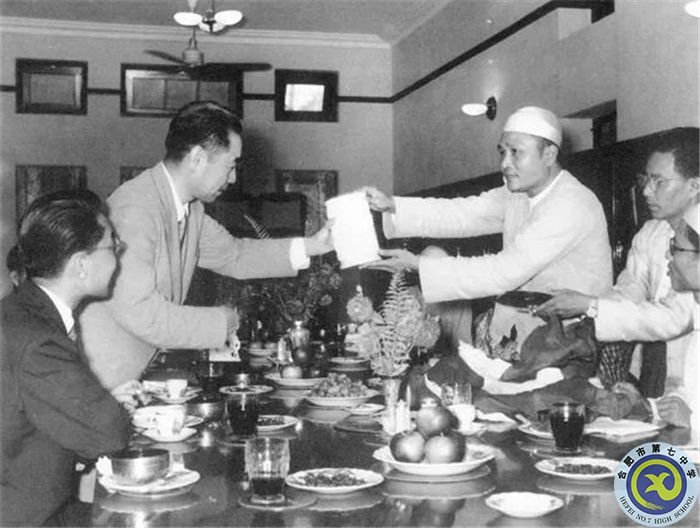 △1954年6月，周恩來(lái)訪問(wèn)緬甸時(shí)同緬甸總理吳努在一起。.jpg