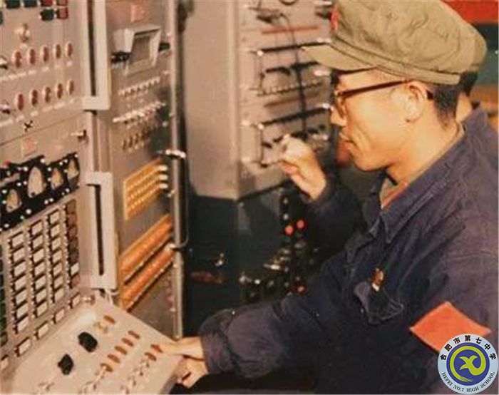 △1970年4月24日21時(shí)35分，發(fā)射控制臺(tái)操縱員胡世祥按下發(fā)射按鈕，“東方紅一號(hào)”隨后升天.jpg