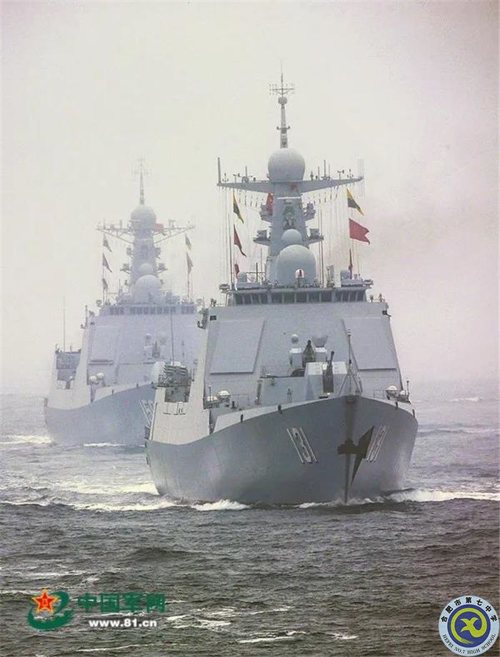 △人民海軍成立70周年海上閱兵，受閱艦艇破浪駛來.jpg