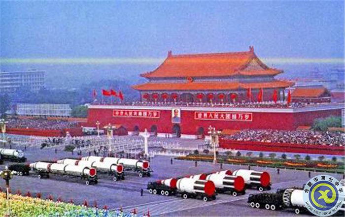 △1984年10月1日，國(guó)慶35周年閱兵式上通過天安門廣場(chǎng)的導(dǎo)彈方陣.jpg