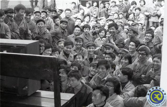 △1981年11月16日，成都職工觀看中國女排奪冠電視節(jié)目.jpg
