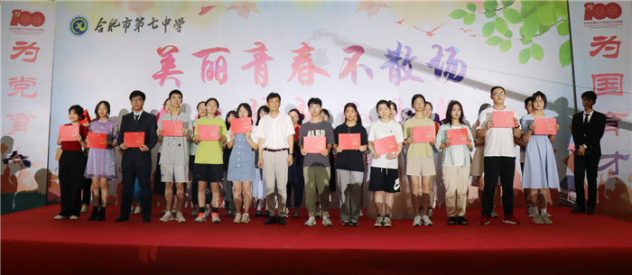 夏校與學生合影.jpg