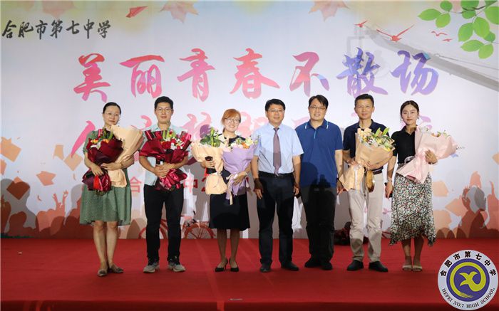 鄧校、劉校與高三團隊合影.jpg