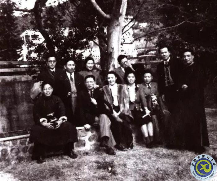 △文藝界人士在香港淺水灣蕭紅墓前合影（前排左起：丁聰、夏衍、白楊、沈?qū)帯⑷~以群、周而復(fù)、陽翰笙。后排左起：張駿祥、吳祖光、張瑞芳、曹禺）.jpg