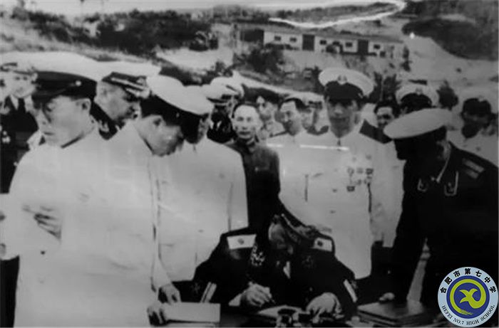 △1954年6月，蘇聯(lián)交付潛艇的簽字儀式.jpg