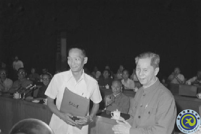 △1981年的授獎(jiǎng)大會(huì)上，袁隆平（左）代表全體從事雜交水稻研究的科技人員領(lǐng)獎(jiǎng).png