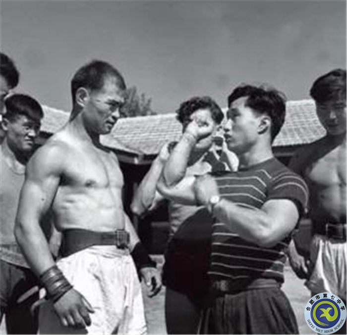 △1959年，在第一屆全國(guó)運(yùn)動(dòng)會(huì)上，陳鏡開(kāi)（右二）為新疆運(yùn)動(dòng)員講解技術(shù)動(dòng)作.jpg
