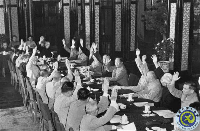 △1954年6月14日，中央人民政府委員會(huì)第三十次會(huì)議通過《中華人民共和國憲法草案》和關(guān)于公布憲法草案的決議。圖為出席會(huì)議的全體委員舉手通過《中華人民共和國憲法草案》。.jpg