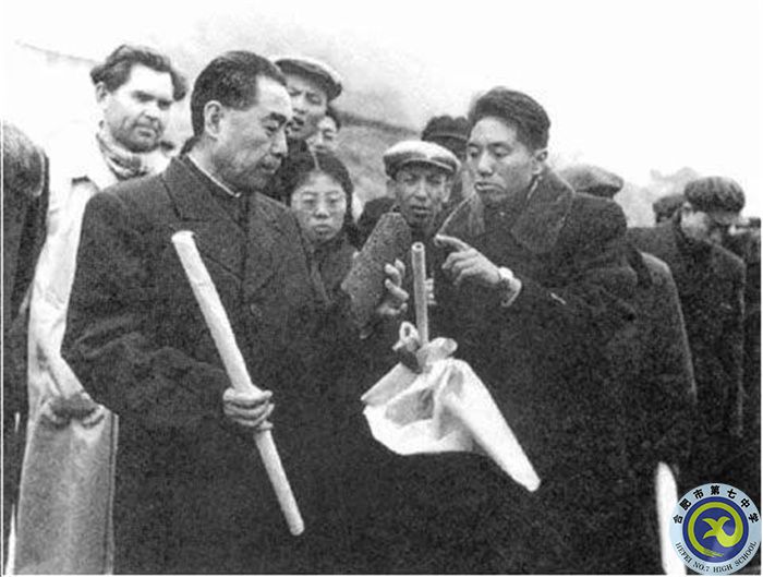 △1958年周恩來(lái)總理登上三斗坪中堡島，與隨行專(zhuān)家共同研究三峽工程壩址優(yōu)選方案.jpg