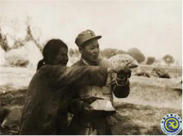 △山東當(dāng)?shù)匾晃淮竽锩爸ｋU(xiǎn)為我軍炮兵指揮員指示炮擊目標(biāo)。（孟良崮戰(zhàn)役紀(jì)念館供圖）.jpg