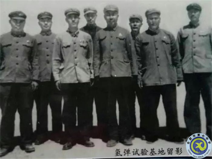 △參加空投我國第一顆氫彈的徐克江機(jī)組成員，左三為機(jī)組領(lǐng)航員孫福長.jpg