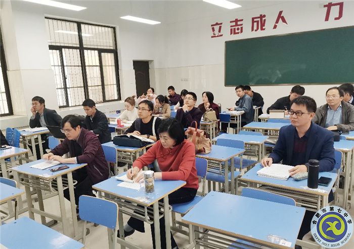 圖為物理組教師在比賽現(xiàn)場(chǎng).jpg