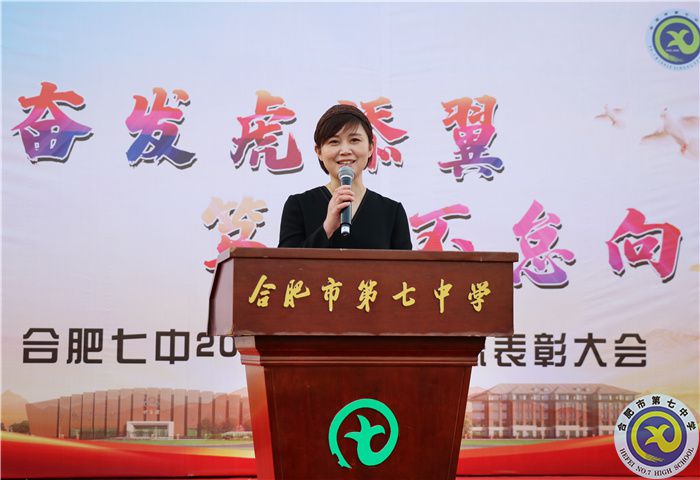 家長代表：高一（5）班，吳澤凡家長，劉志紅女士發(fā)言.jpg