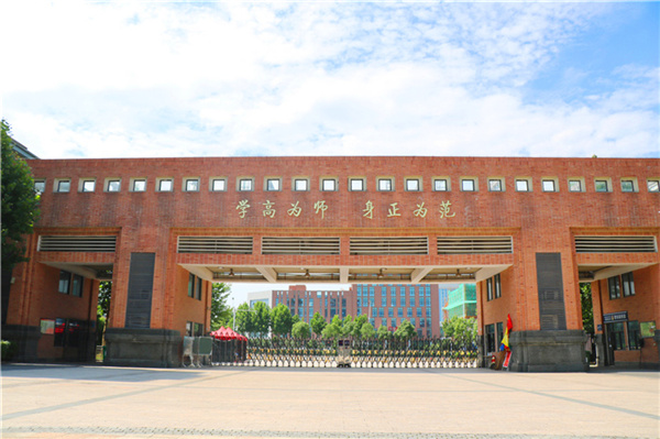 學校南大門內(nèi)側(cè)——師德箴言_副本.jpg