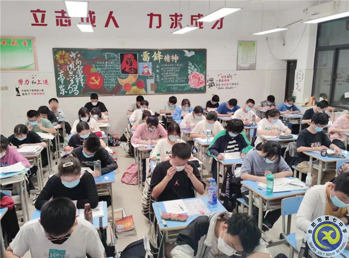 圖為學生認真晚自習中.jpg