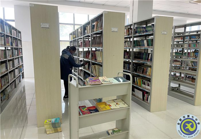 合肥七中圖書館開展所有圖書倒順架、清查工作(圖2)