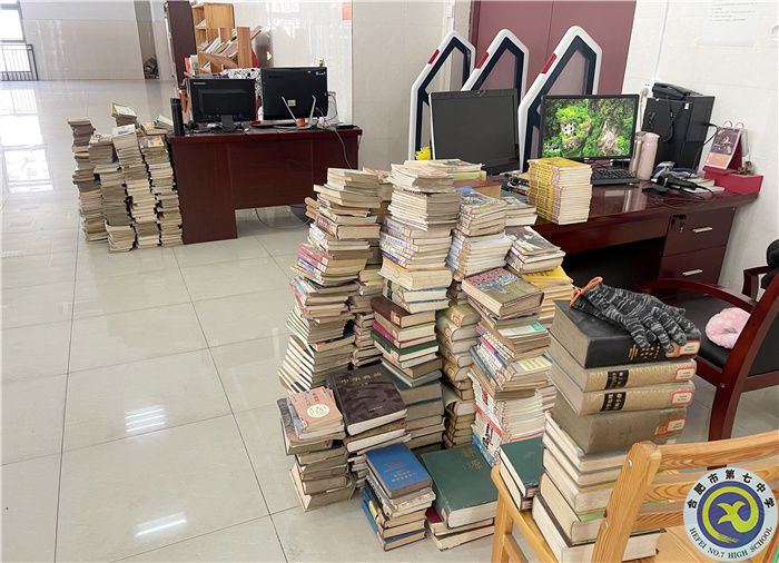合肥七中圖書館開展所有圖書倒順架、清查工作(圖1)