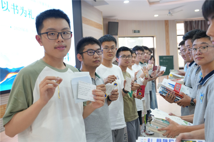 以書為禮，文脈傳承！合肥七中2024屆高三年級舉辦愛心贈書活動(圖3)