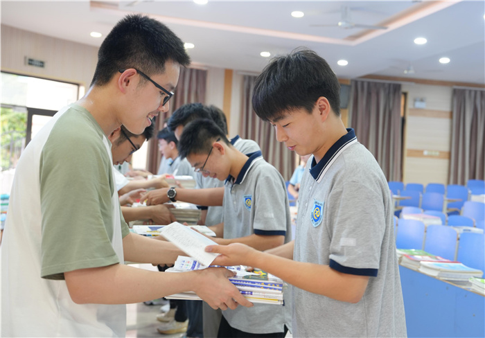 以書為禮，文脈傳承！合肥七中2024屆高三年級舉辦愛心贈書活動(圖2)