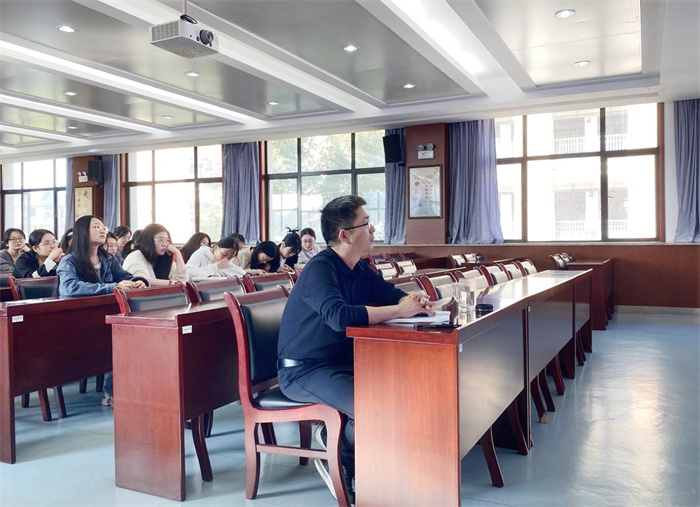 合肥七中召開實習(xí)生中期交流匯報會(圖1)
