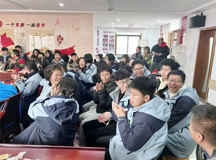 合肥七中高一（21）班走進(jìn)春芽陽光家園開展愛心公益活動(圖3)