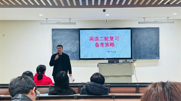 合肥七中英語學(xué)科主任白云濤評(píng)課.jpg