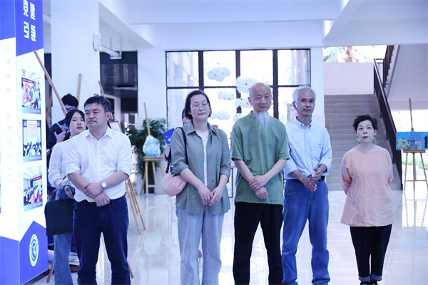 “等待花開——楊和平、于澎版畫作品巡展”在合肥七中盛大開幕(圖3)